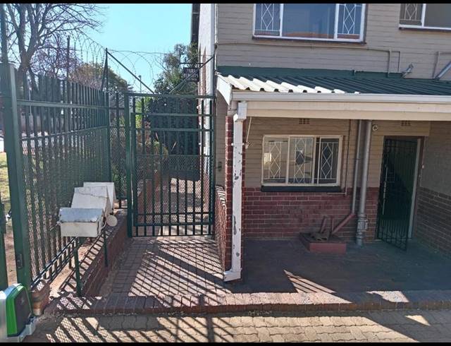 2 BEDROOM PROPERTY TO RENT IN WINDSOR WEST